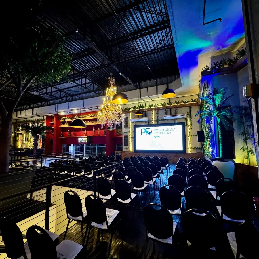 Auditório montado com telão e iluminação cênica