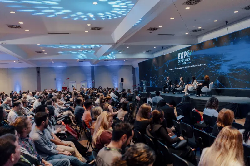 Palco com painel de LED em auditório lotado