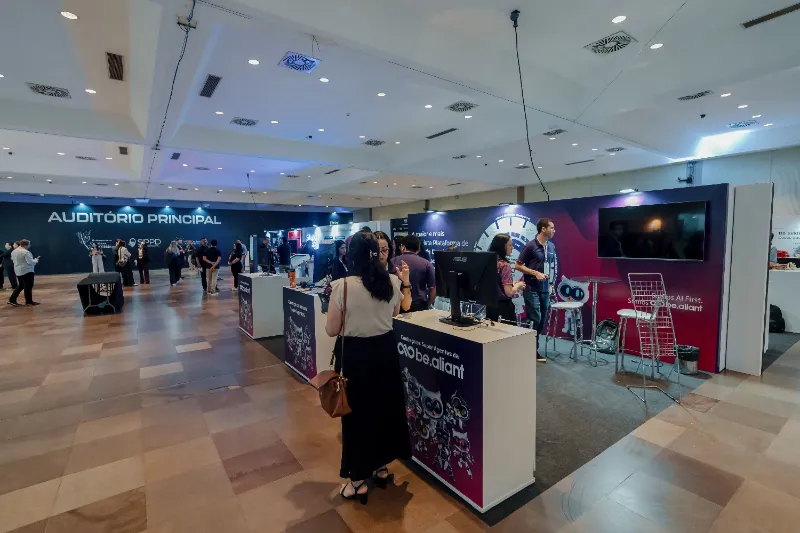 Área de stands em feira corporativa